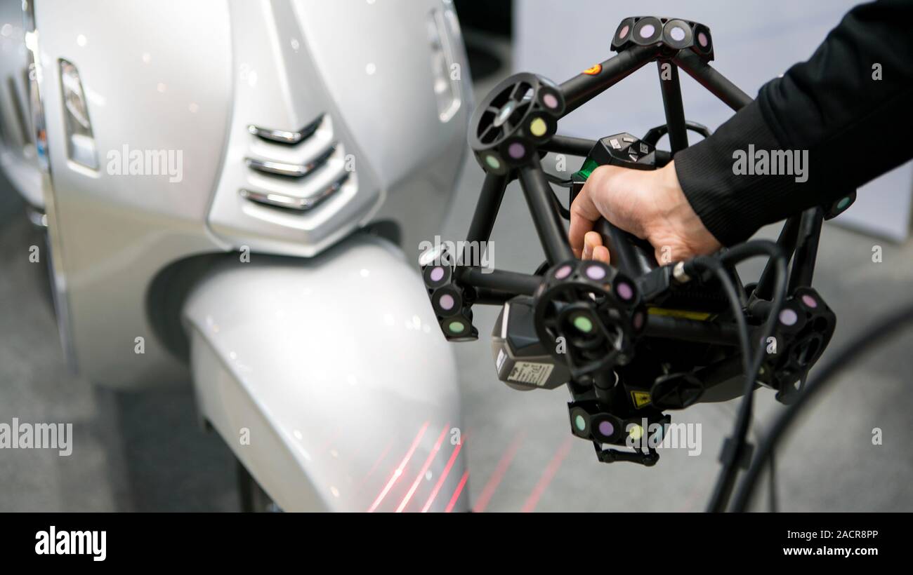 Taiwan-26 April, 2019: der Mensch hand Scannen ein Motorrad mit einer Messmaschine 3D high precision Teil für das Reverse Engineering. Tragbare 3D Scann Stockfoto
