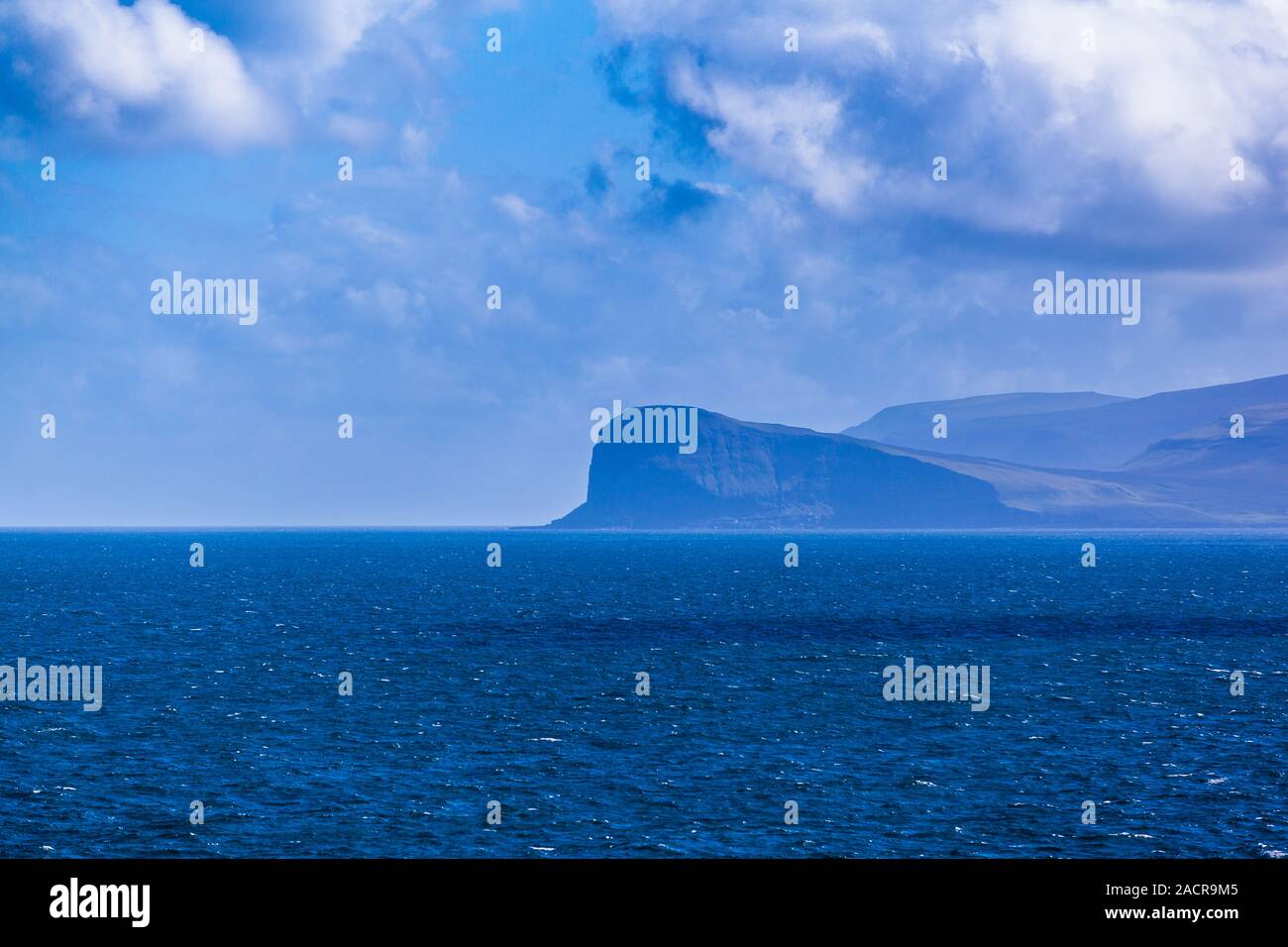 Dunst umgeben von einer Klippe der Färöer Inseln Stockfoto