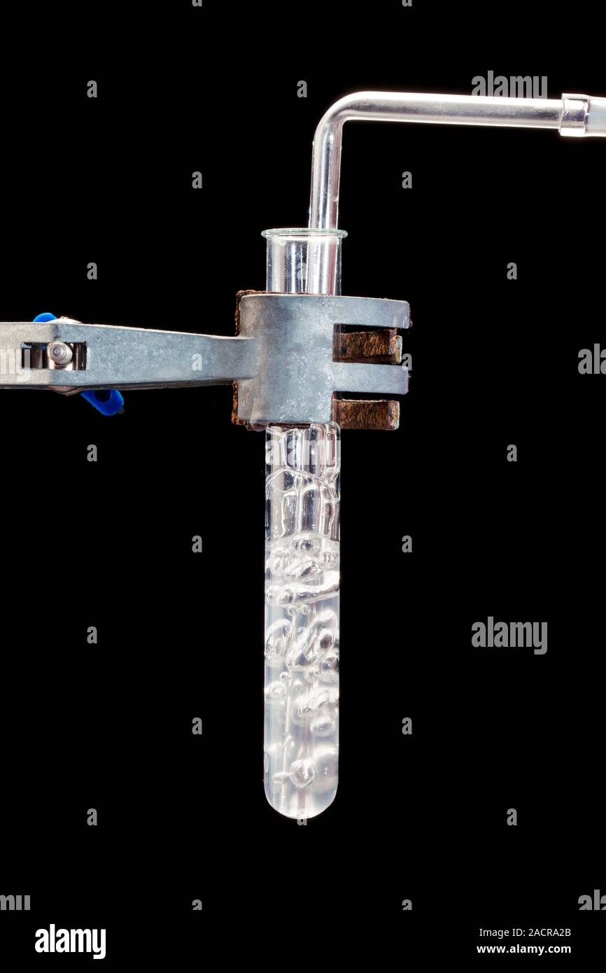 Kohlendioxid Kalk Wasser testen. Bei Kohlendioxid (CO2) ist Raumtemperatur durch gesättigte Lösung Calciumhydroxid (Ca(OH)2, Kalk Wasser), die Reaktion Stockfoto