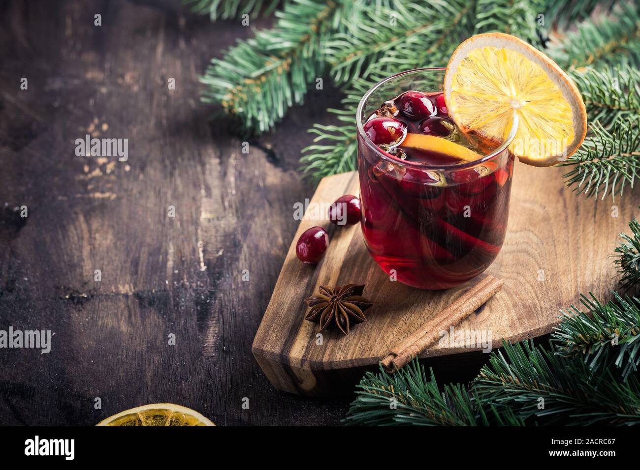 Weihnachten Glühwein. Traditionelle festliche Drink mit Dekorationen und Tanne/ Stockfoto