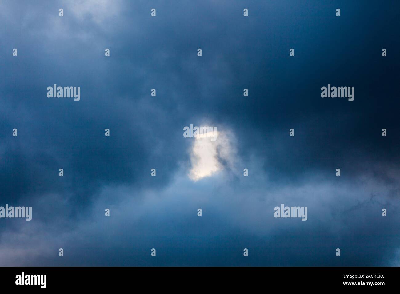 Dunkle Wolken mit einer Öffnung Stockfoto