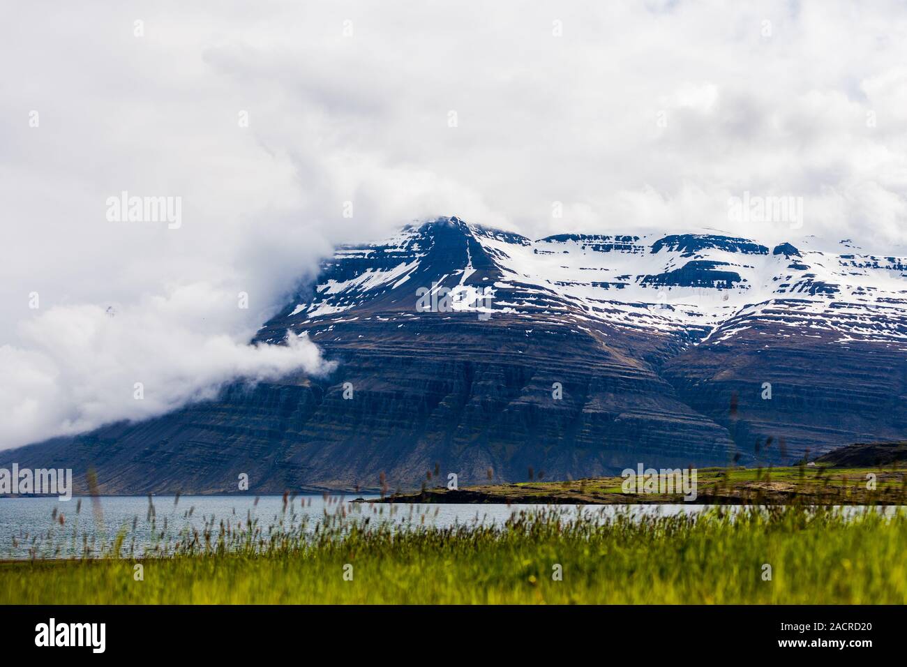 Berg in Wolken gehüllt auf Island Stockfoto
