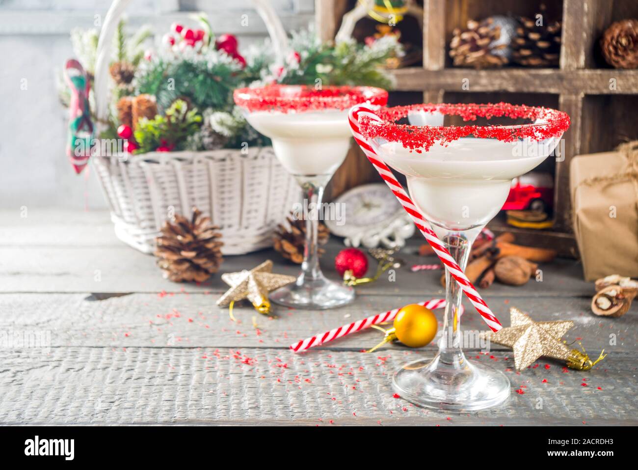 Weihnachten cocktail Rezept. Winter Alkohol trinken, White Christmas martini oder Daiquiri, auf hölzernen Hintergrund mit Weihnachten Dekoration und Pfefferminze cand. Stockfoto