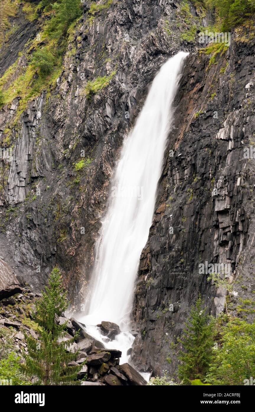 Muzelle Wasserfall in der Nähe von Venosc Dorf im Oisans massiv, Isere (38), Auvergne-Rhone-Alpes, Frankreich Stockfoto