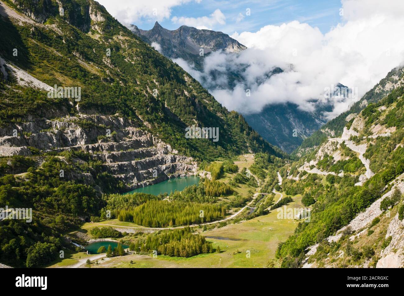 D 526 Straße durch das Tal zwischen dem Massiv des Belledone und Massif des Grandes Rousses, Isere (38), Auvergne-Rhone-Alpes, Frankreich Stockfoto