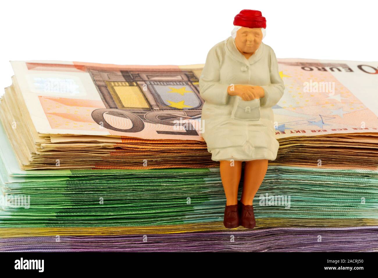 Senioren sitzt auf Banknoten Stockfoto