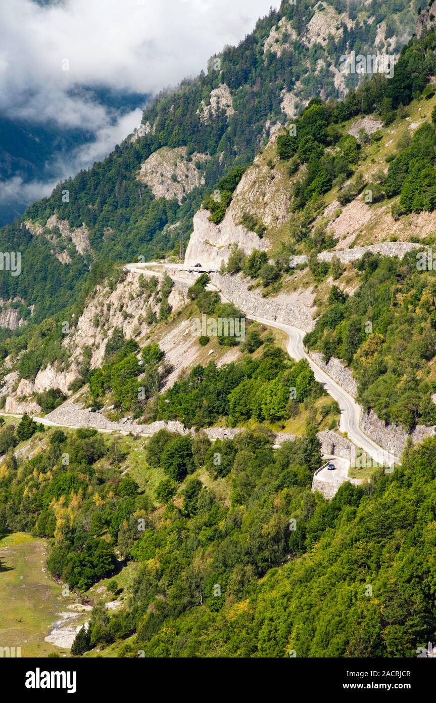 Malerische D 526 Straße durch das Tal zwischen Belledone massiv und Grandes Rousses massiv, Isere (38), Auvergne-Rhone-Alpes, Frankreich Stockfoto