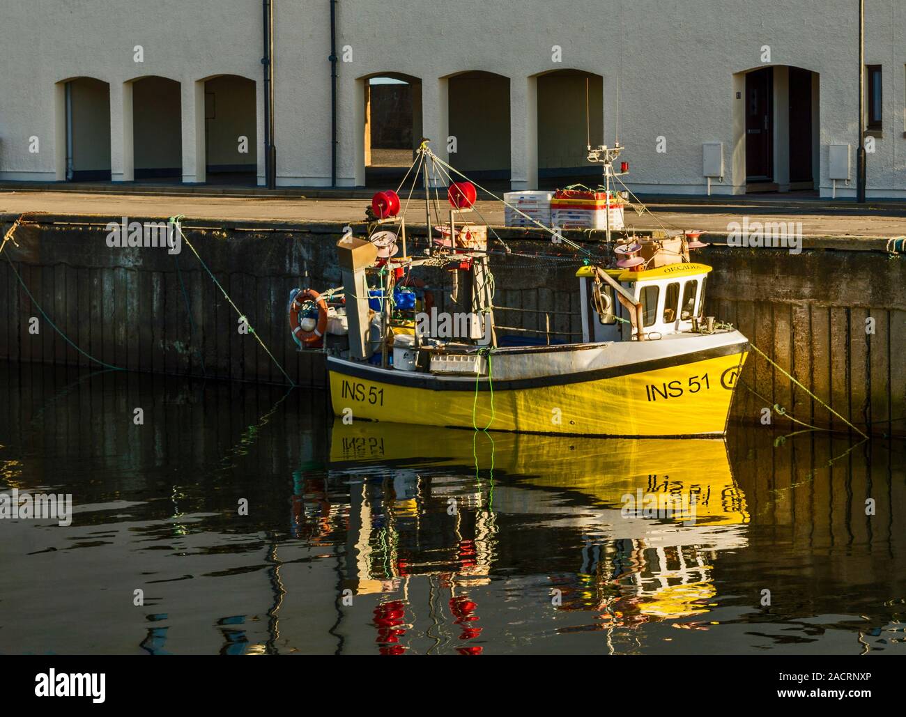 Kleine gelbe Krabben oder HUMMER BOOT VERTÄUT IN LOSSIEMOUTH HAFEN Moray in Schottland Stockfoto