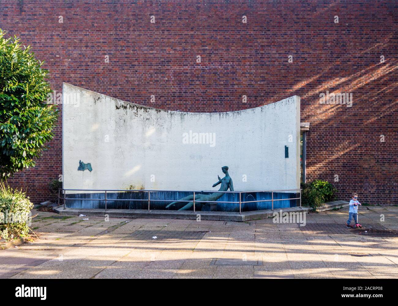 Skulptur von T E Huxley-Jones am Hornsey Bibliothek, durch F Ley und G F S Jarvis, 1963-5 Hornsey, London, England Stockfoto