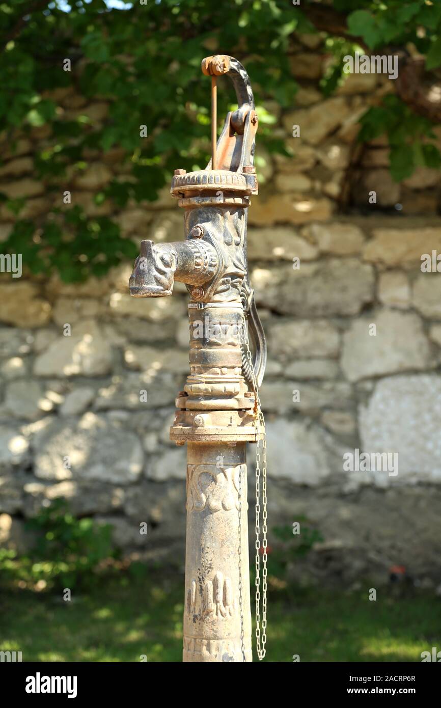 Antike Manuelle Handwasserpumpe Und Eimer Wasser Stockfoto - Bild von  element, manuell: 73389682
