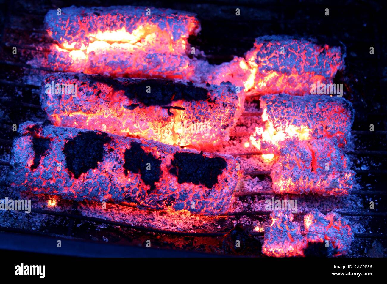 Glut von Holzbriketts. Stockfoto Glut von Holzbriketts. Stockfoto