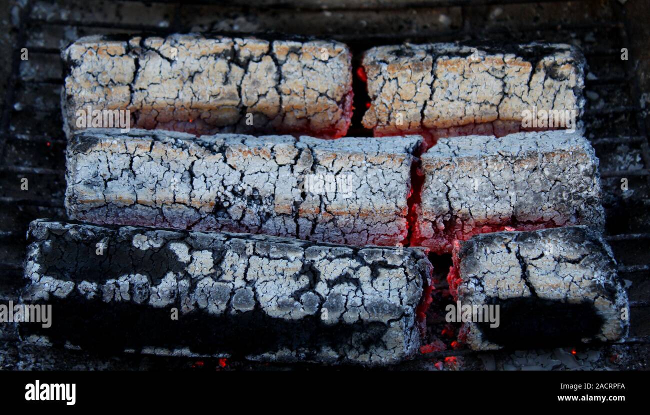Glut von Holzbriketts Stockfoto Glut von Holzbriketts Stockfoto