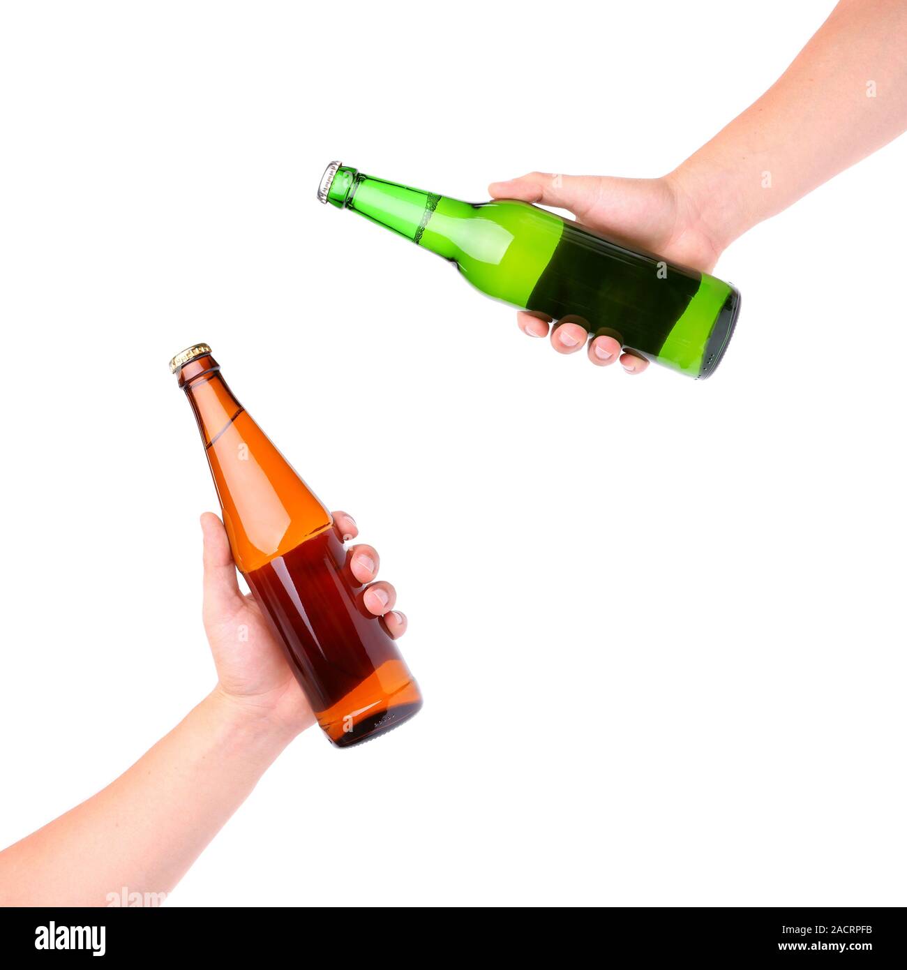 Händen klirrende Gläser Bier Stockfoto