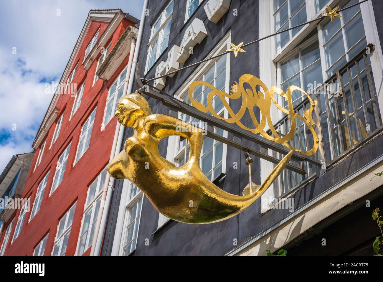 Mermaid Zeichen, Blick auf eine Gold mermaid über dem Eingang zum havfruen Restaurant im Nyhavn Harbour Gegend im Zentrum von Kopenhagen, Dänemark. Stockfoto