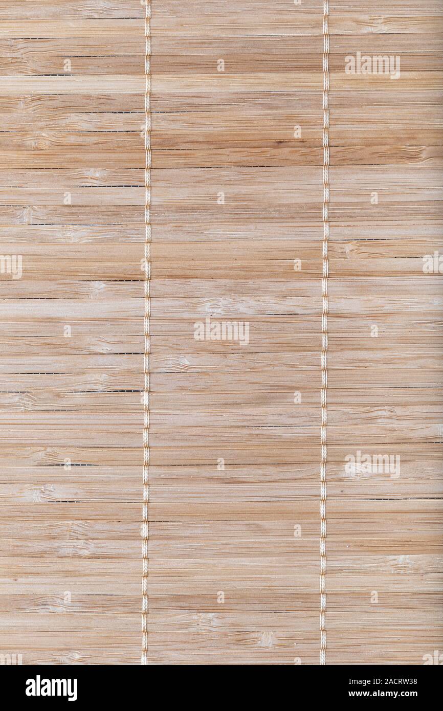 Textur der Strohmatte. close-up Oberfläche von Holz- mat. Im asiatischen Stil Bambus Teppich zu weben. Hintergrund Bambusstäbe mit Gewinde vereint. Stockfoto