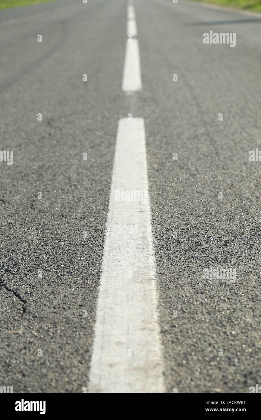 Pfeil-Zeichen als Straßenmarkierungen auf s Auffahrt Stockfoto