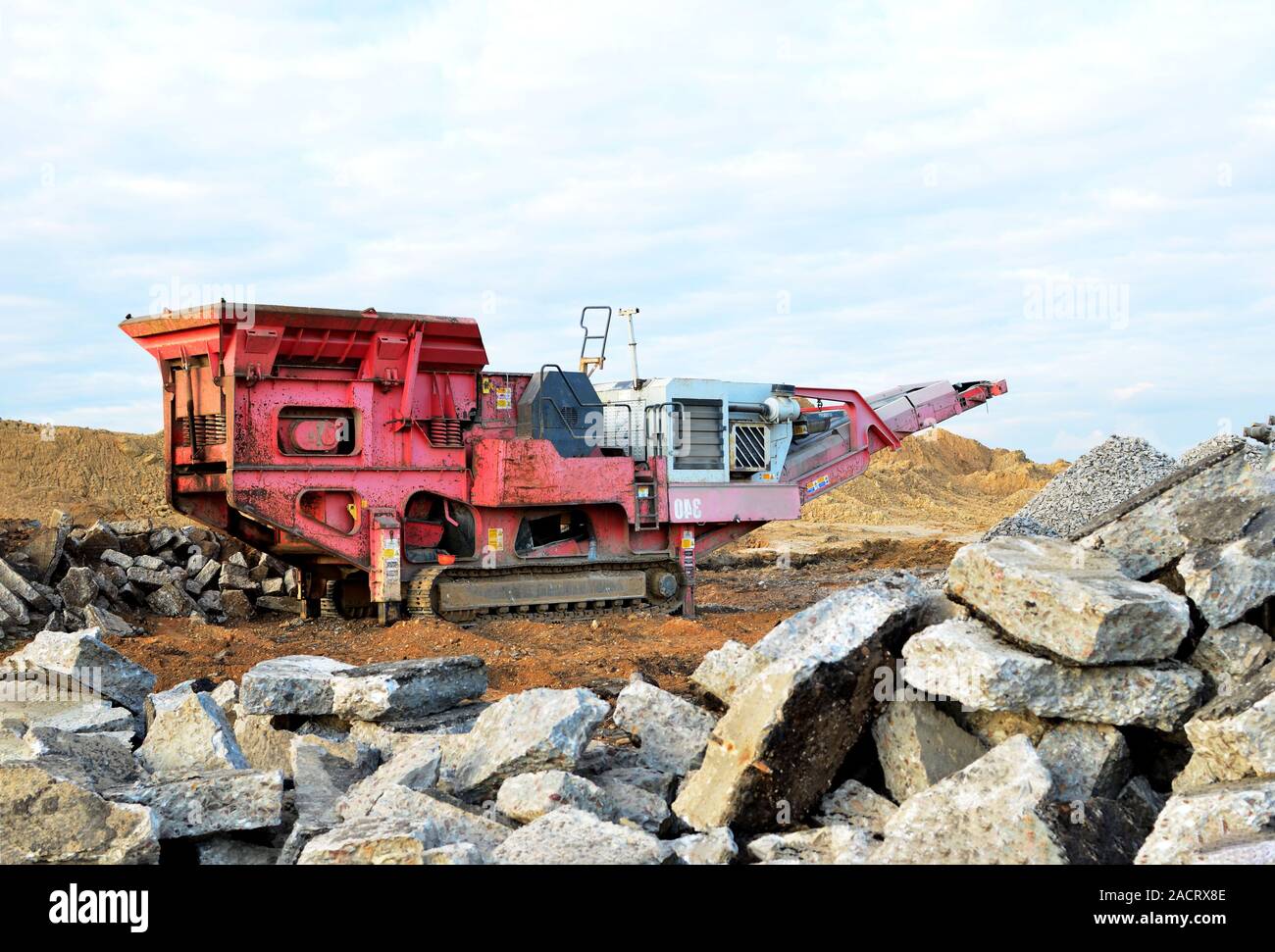 Mobile Steinbrecher Maschine von der Baustelle oder Bergbau Steinbruch für die Zerkleinerung von alten Betonplatten in Kies und nachfolgende Zementproduktion. J Stockfoto