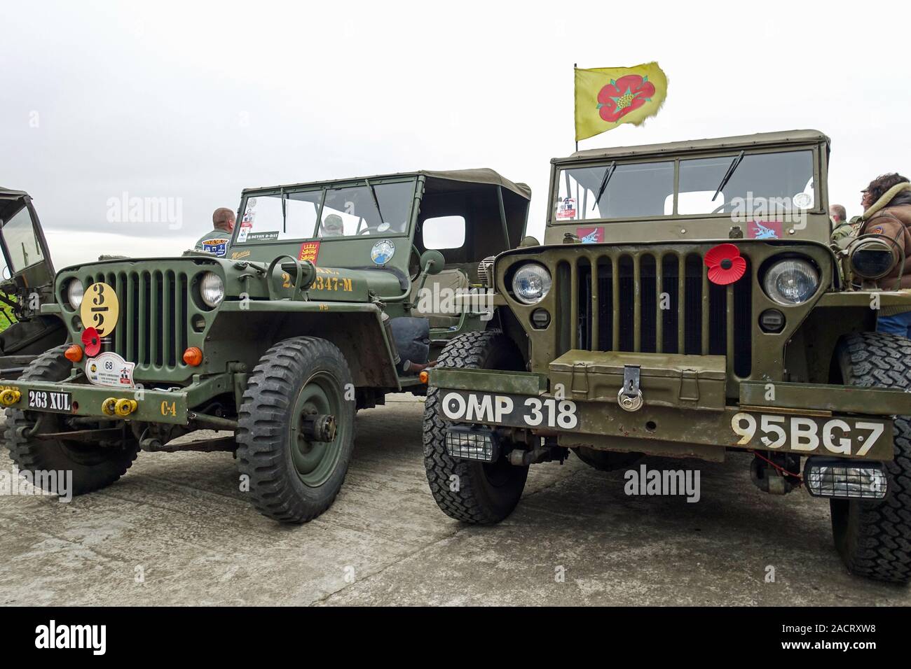 Lancashire rote Rose Flagge auf Jeep Fahrzeuge, die eine militärische Re-enactment-Gruppe bei einer Anzeige im Wesham, Lancashire Stockfoto