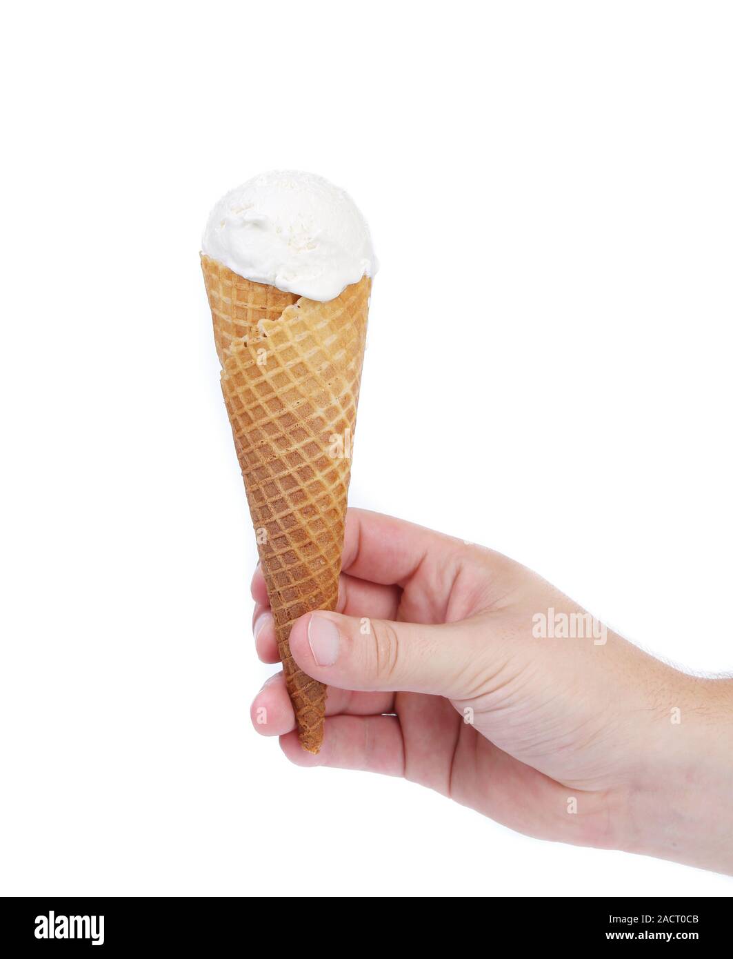 Hand hält Kegel-Vanille-Eis. Stockfoto