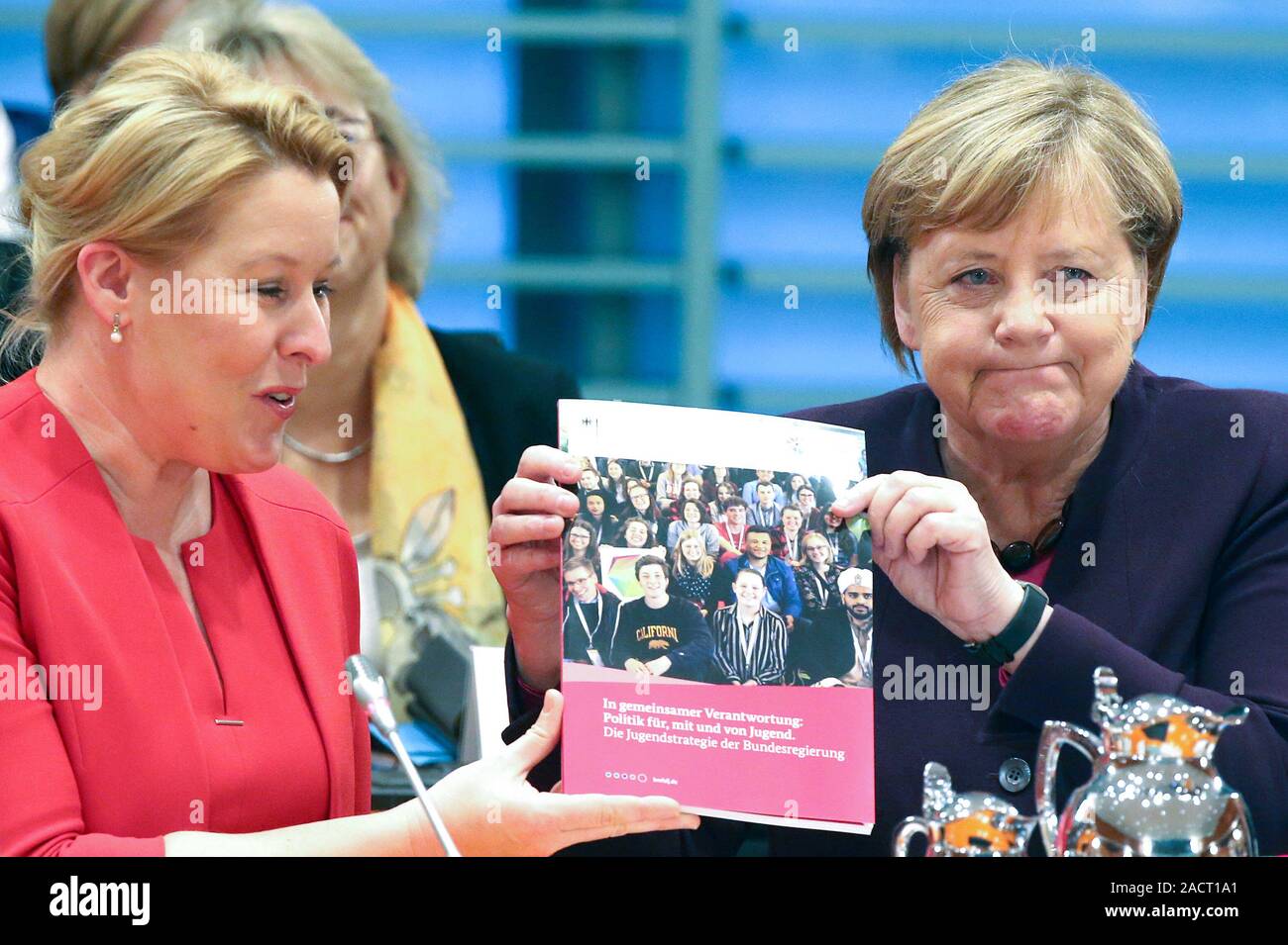 Berlin, Deutschland. 03 Dez, 2019. Bundeskanzlerin Angela Merkel (CDU, r) und Franziska Giffey (SPD), Bundesministerin für Familie, Teilnahme an der Präsentation des Bundeskanzleramt der Jugend-Strategie der Bundesregierung. Quelle: Wolfgang Kumm/dpa/Alamy leben Nachrichten Stockfoto