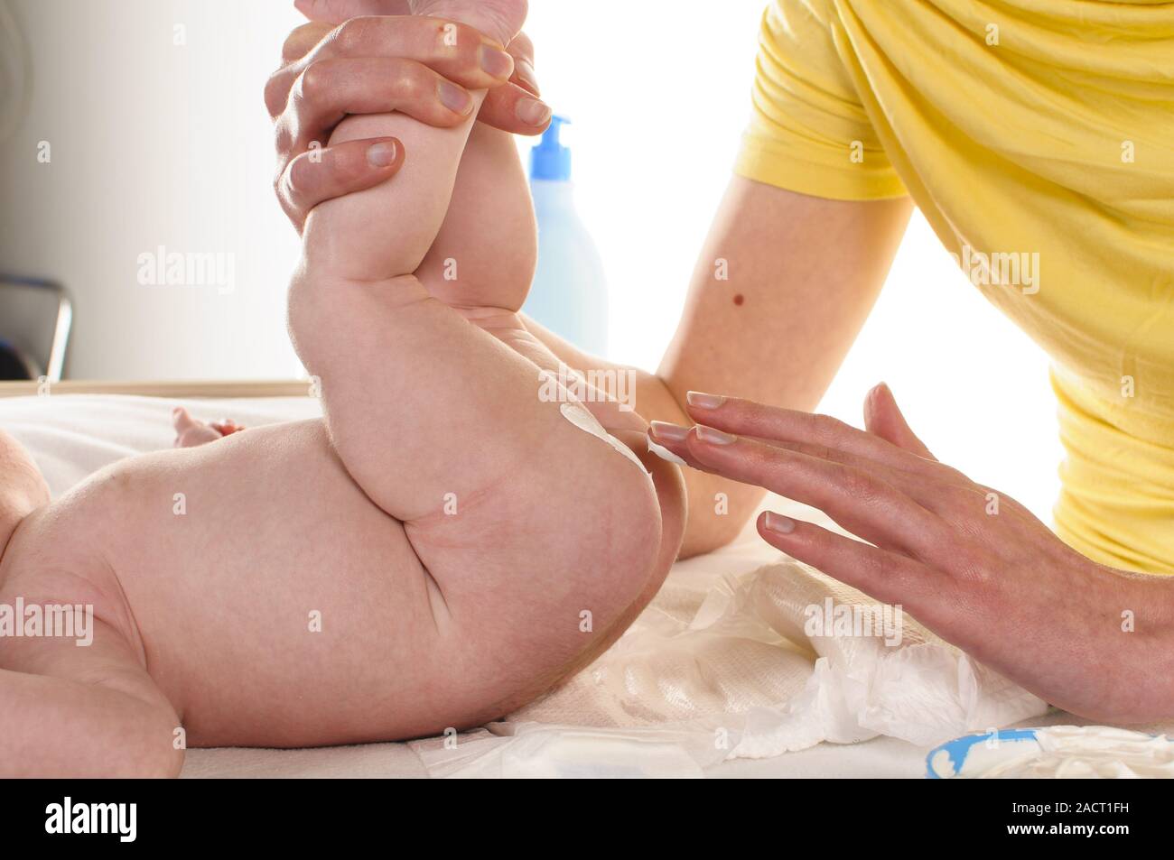 Infant Care, Anwendung der Creme an Gesäß Stockfoto