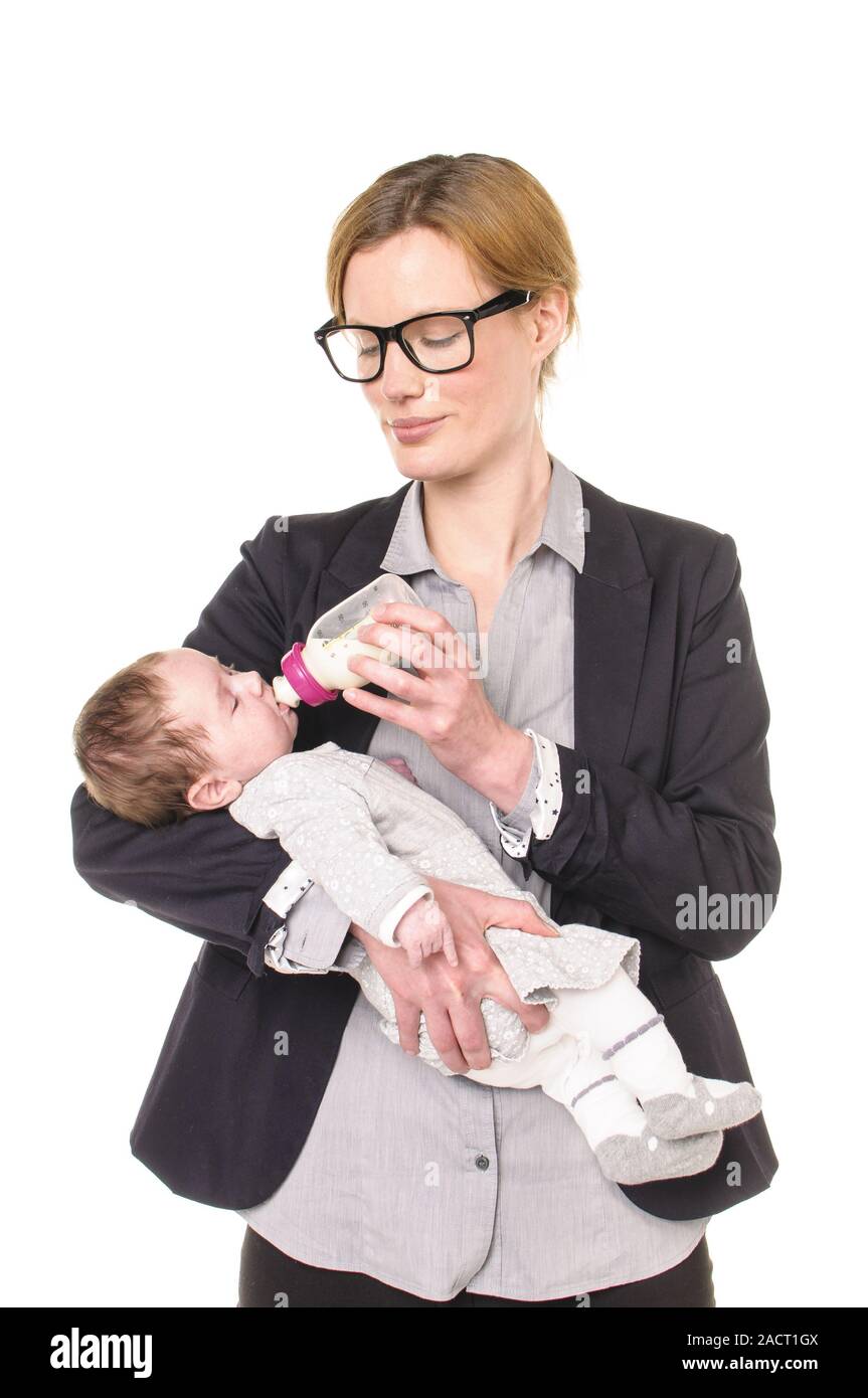 Geschäftsfrau mit Baby, Fütterung Stockfoto