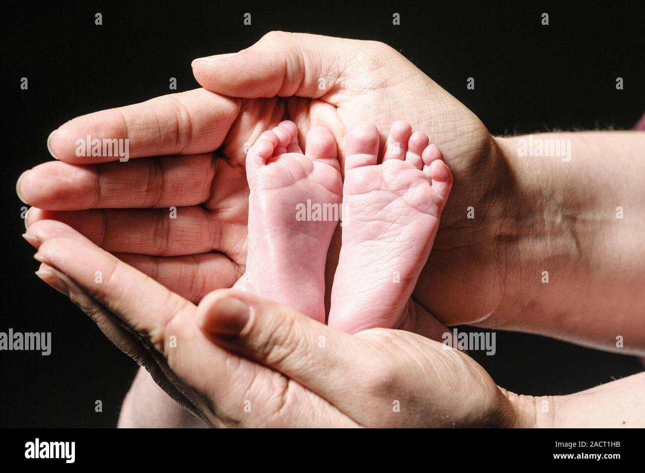 Babys kleine Füße Stockfoto