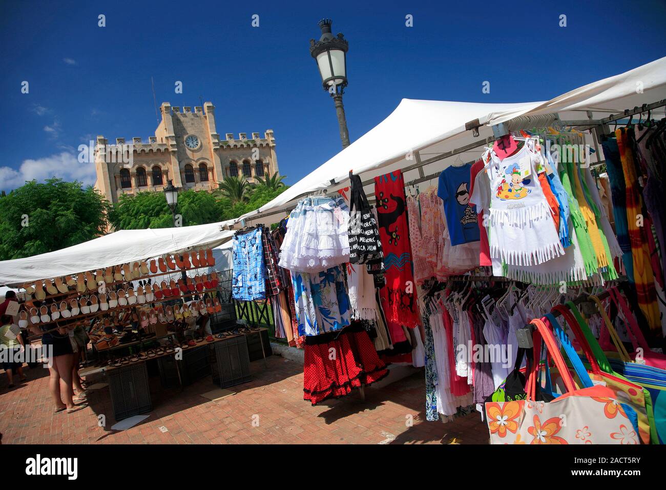 Wöchentliche Marktstände auf dem Marktplatz, Ciutadella Stadt, Insel Menorca, Balearen, Spanien, Europa Stockfoto