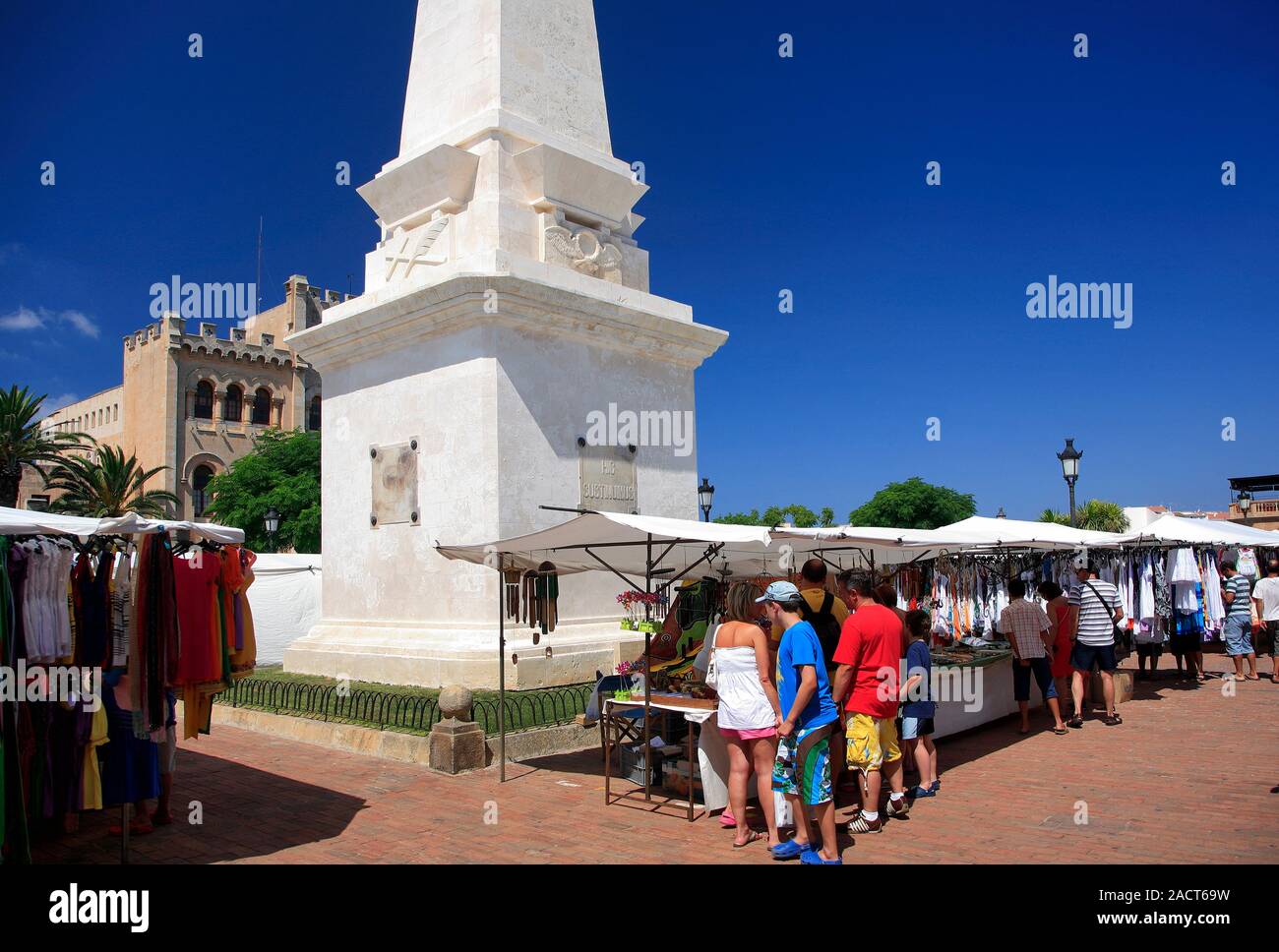 Wöchentliche Marktstände auf dem Marktplatz, Ciutadella Stadt, Insel Menorca, Balearen, Spanien, Europa Stockfoto