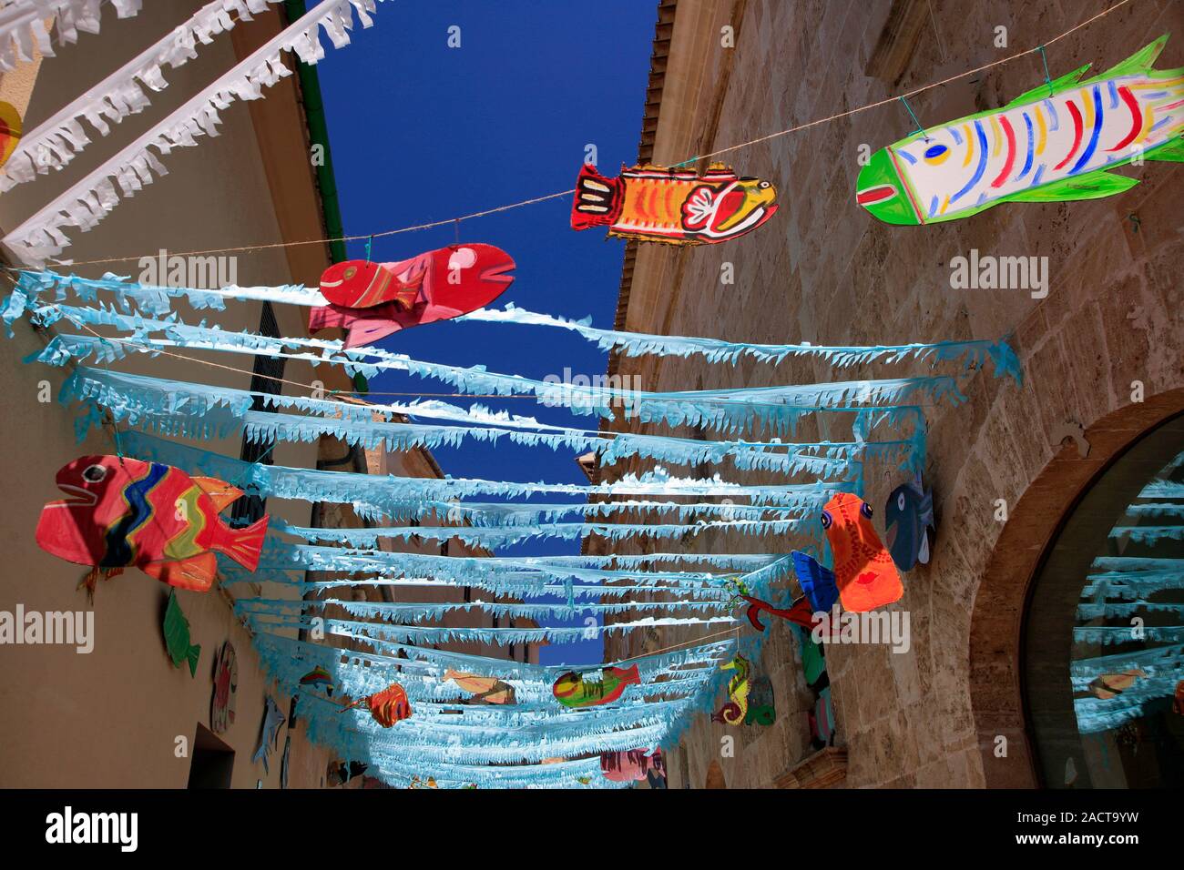 Straßenbild verziert in Fisch-Banner, Altstadt von Alcudia, Playa de Alcudia, Insel Mallorca, Balearen, Spanien, Europa Stockfoto