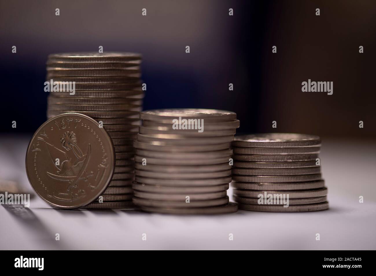 Finanz- und Business Plan und Diagramme, die KATARISCHEN Geld Münzen und Banknoten Stockfoto