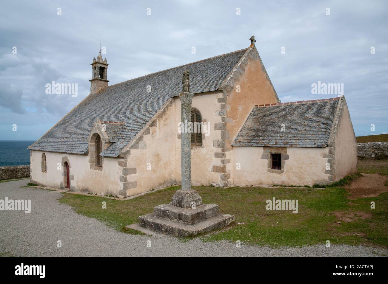 Saint-They Kapelle (15. Jahrhundert) mit Blick auf die Bucht und Trepasses Iroise, - Cleden-Cap Sizun, Pointe du Van (29), Finistère, Bretagne, Frankreich Stockfoto