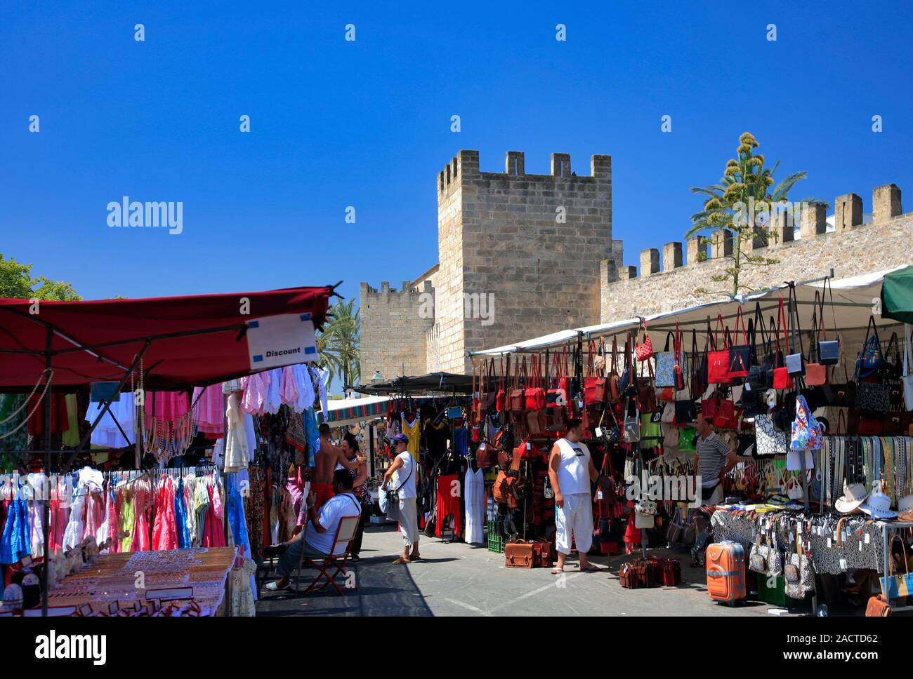 Markttag in Alcudia Altstadt, Playa de Alcudia, Mallorca, Balearen, Spanien, Europa Stockfoto