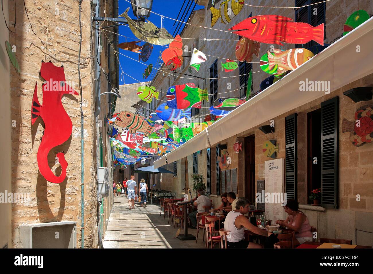 Straßenbild verziert in Fisch-Banner, Altstadt von Alcudia, Playa de Alcudia, Insel Mallorca, Balearen, Spanien, Europa Stockfoto