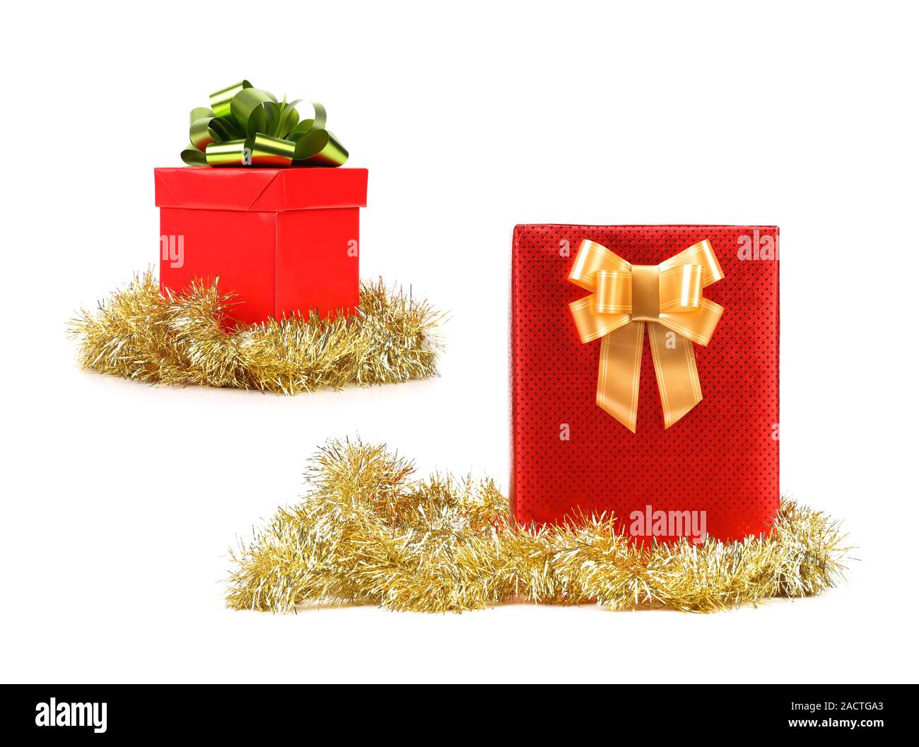 Weihnachtsgeschenke von rotem Einband mit goldenen Band. Stockfoto