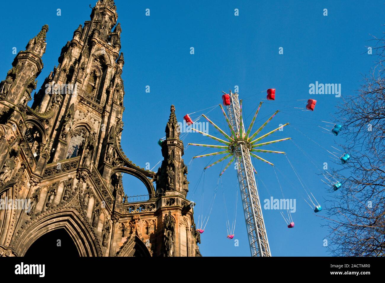 Walter Scott Monument und hohe Star Flyer Messe fahren. Edinburgh Weihnachtsmarkt und Markt. Schottland Stockfoto