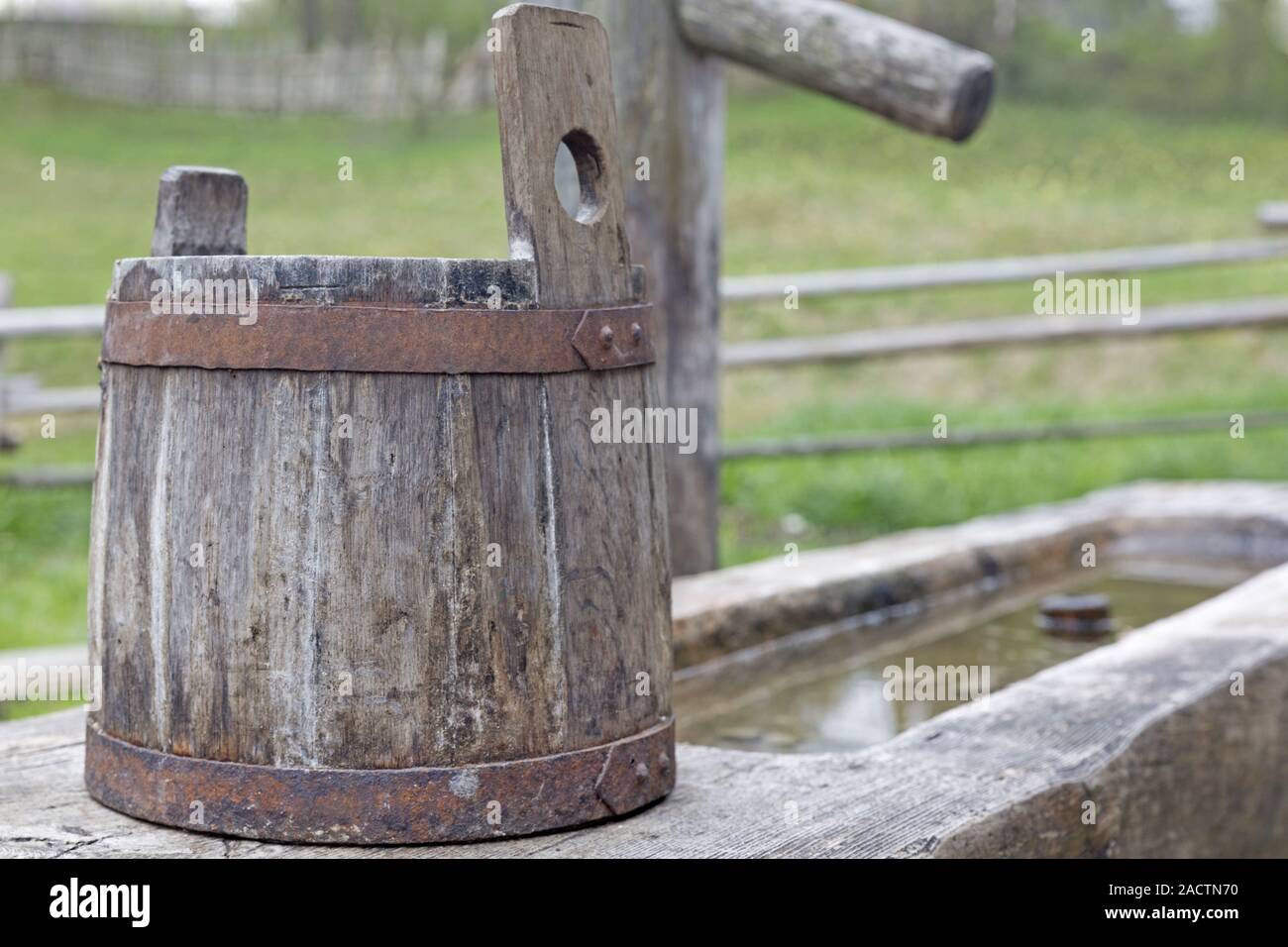 Alte hölzerne Badewanne auf einem Vieh Trinker Stockfoto