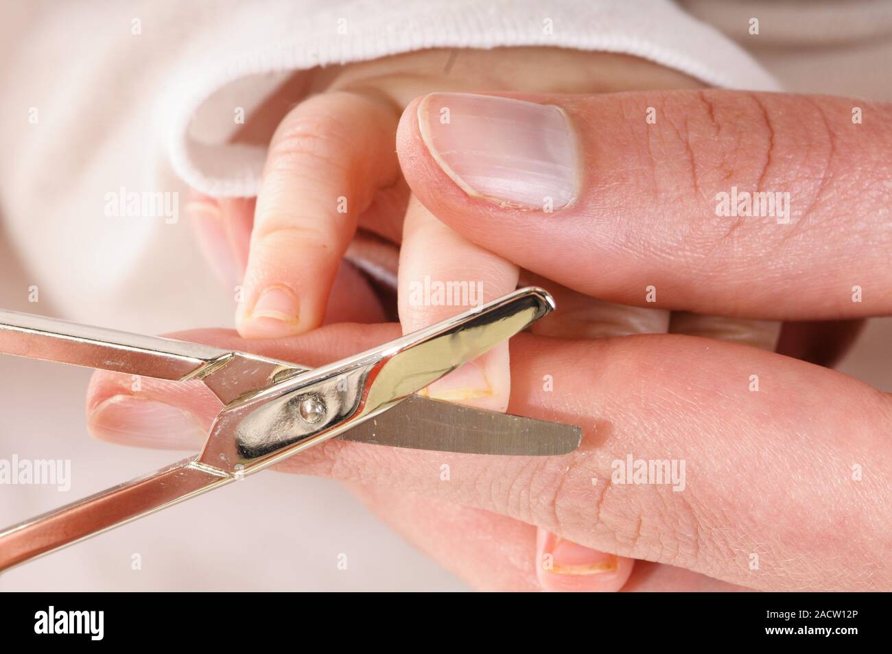 Baby Fingernagel schneiden Stockfoto