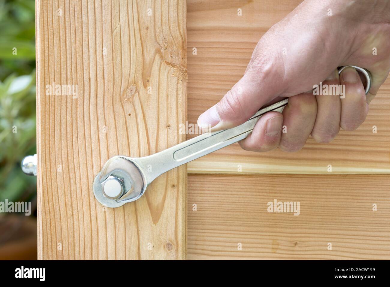 Ziehen Sie die Überwurfmutter mit einem Gabelschlüssel. Stockfoto