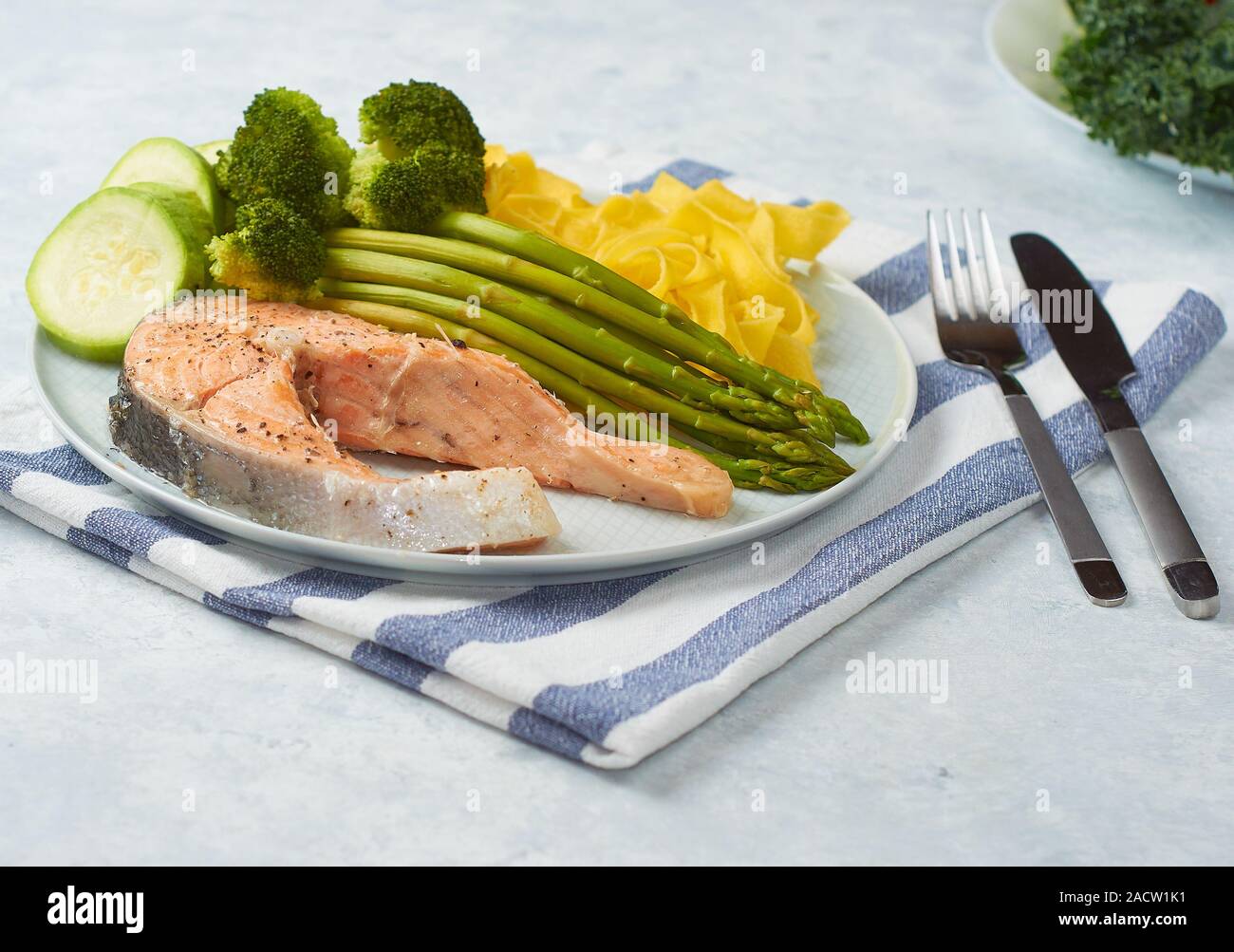 Gesundes Essen, gedünsteter Lachs mit gedünstetem Gemüse. Stockfoto