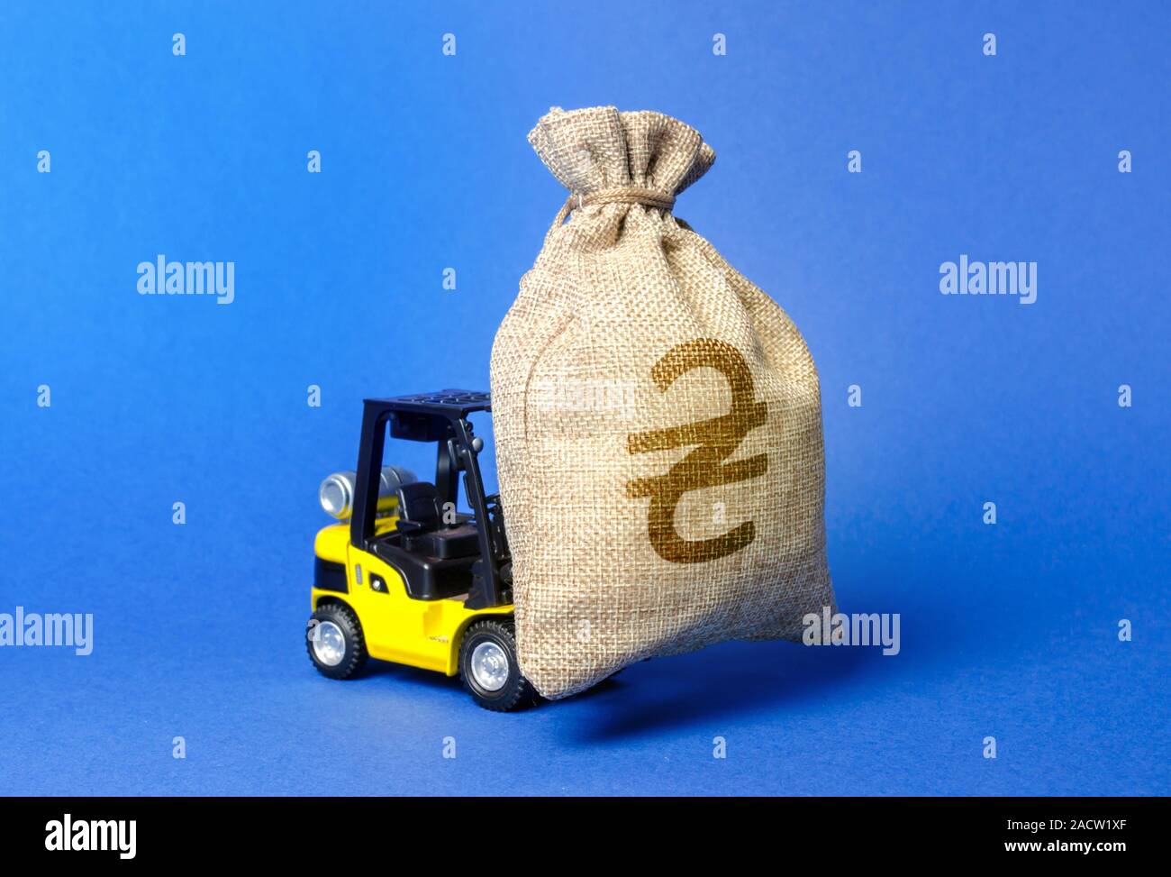 Gabelstapler trägt eine riesige Geld beutel mit dem Symbol der UA-ukrainische Griwna. Budget- und Steuergeldern. Investitionen und Kapital der Migration. Superprofiten. Stockfoto
