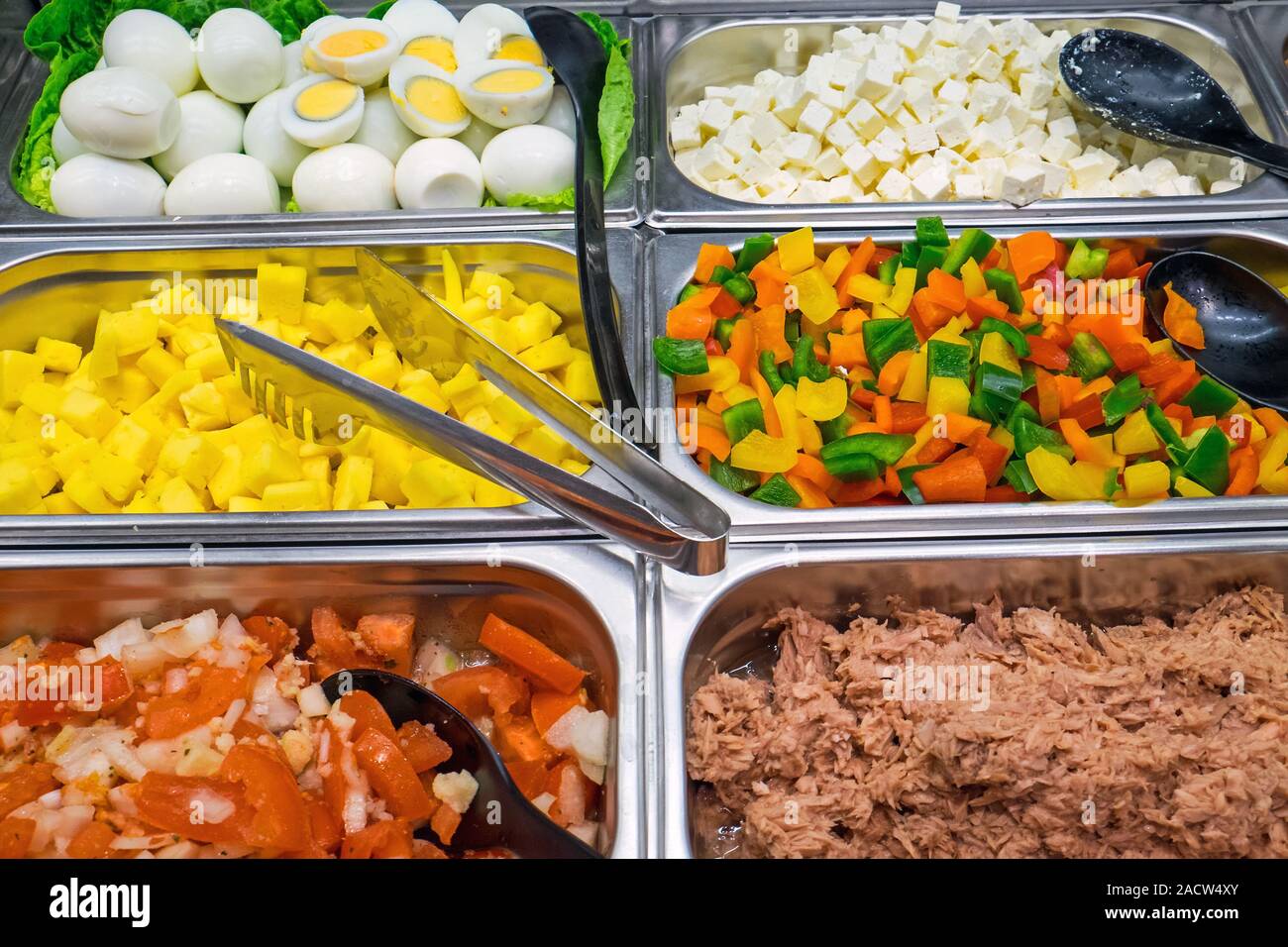 Salat Buffet mit viel Auswahl in einem Restaurant gesehen Stockfoto