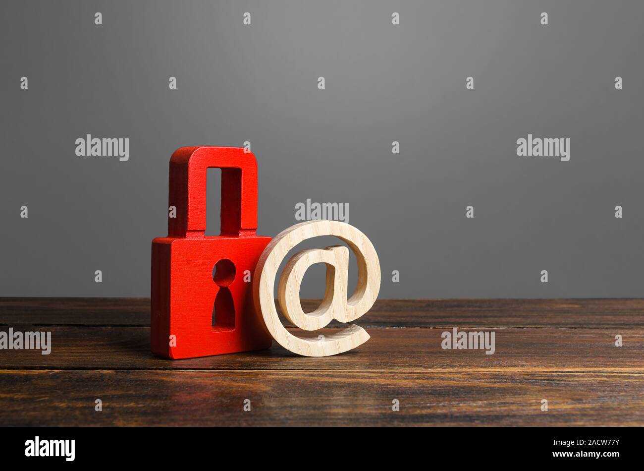 Ein rotes Vorhängeschloss und e-Mail Symbol. Erhaltung der Geheimnisse, Informationen und Werte. Schutz und Versicherung. Hacking Angriff. Sicherheit personenbezogener Daten, Pr Stockfoto