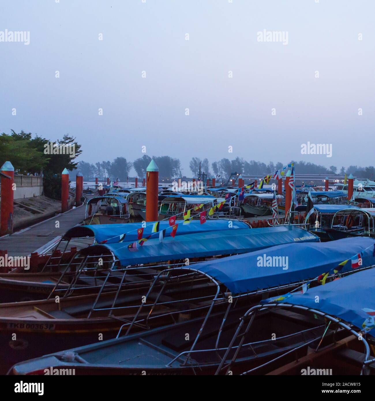 Boote zu den Perhentian Islands, an Kuala Besut Jetty in Terengganu in Malaysia geparkt Stockfoto