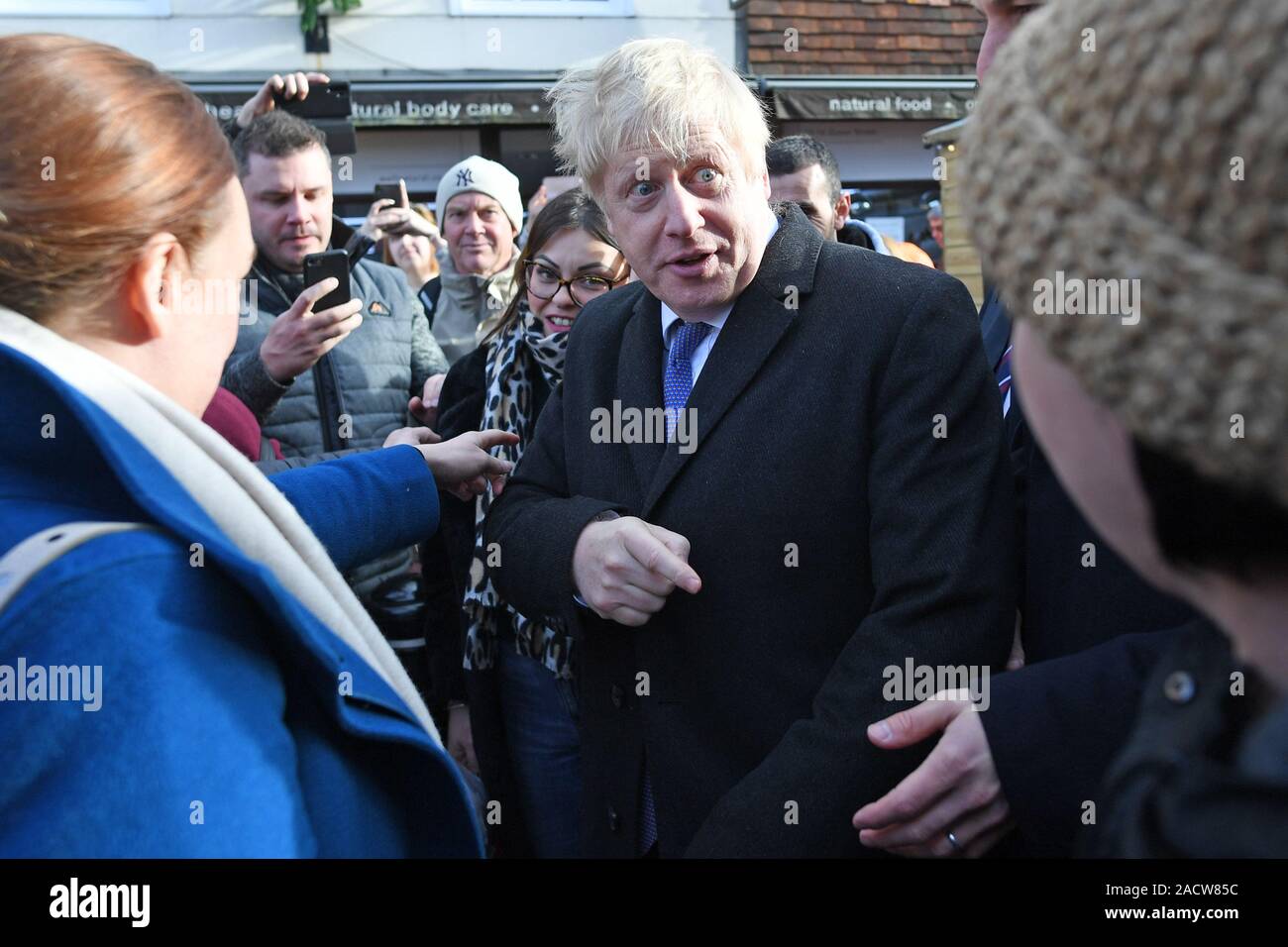 Premierminister Boris Johnson bei einem Rundgang an einem Weihnachtsmarkt in Salisbury, während auf dem allgemeinen Wahlkampagne Trail. Stockfoto