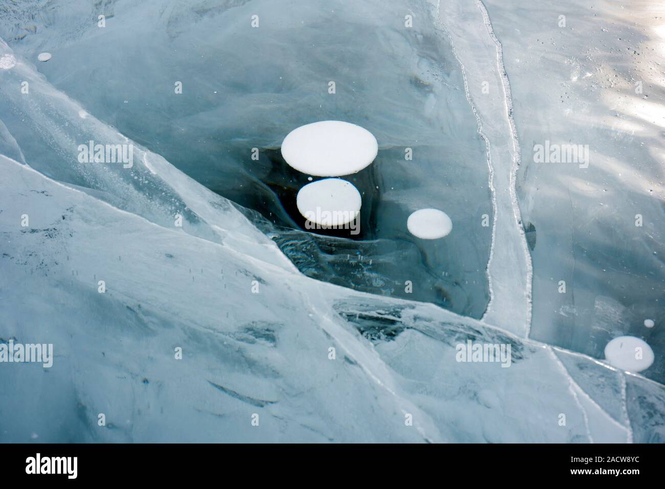 Methanhydrat unter Eis, Baikalsee, Russland. Dieses große Süßwasser-See produziert eine natürliche Energiequelle Methanhydrat (auch bekannt als Methan clathra Stockfoto
