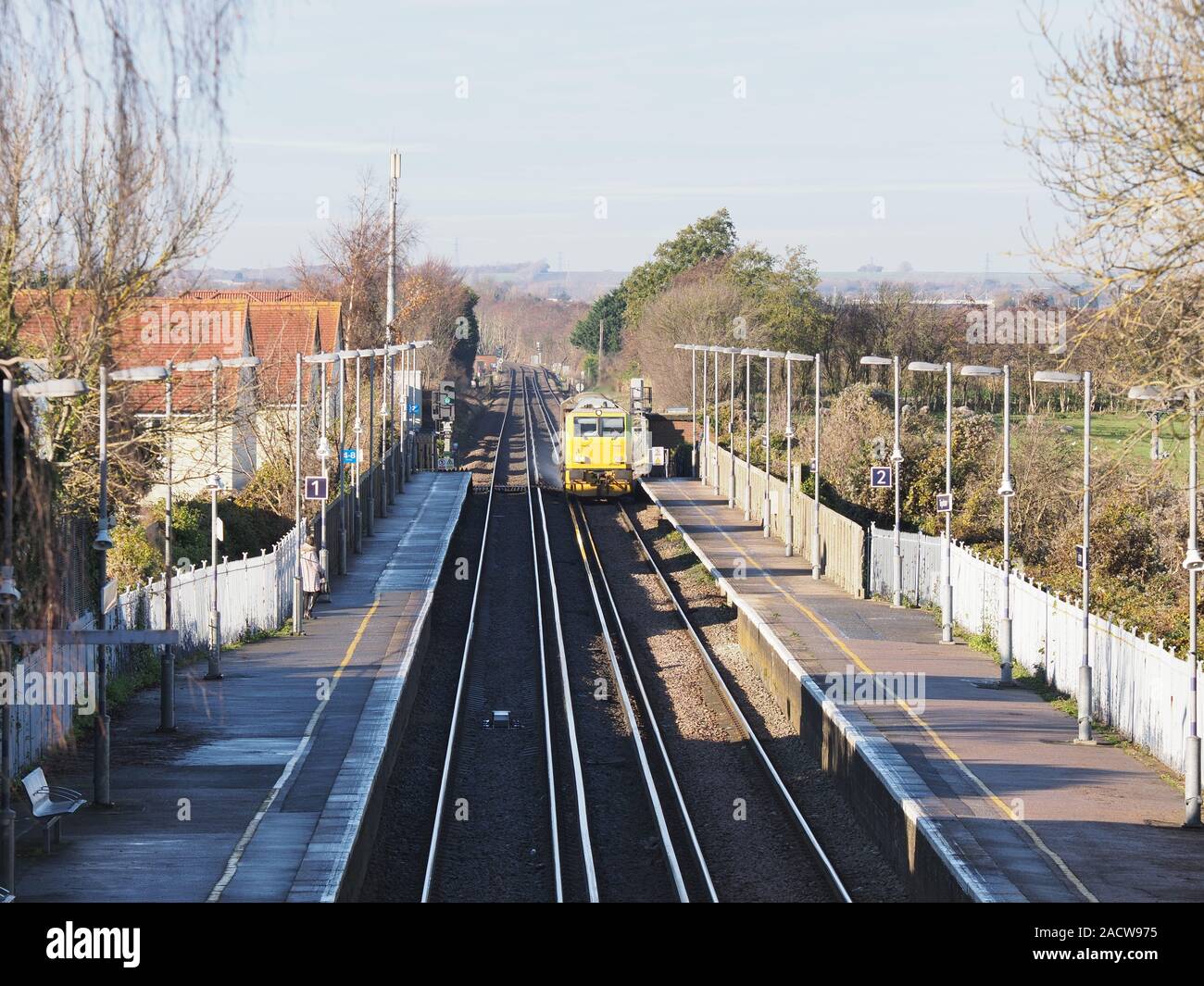 Teynham, Kent, Großbritannien. 3. Dezember, 2019. UK Wetter: Ein Network Rail Windhoff MPV (Multi-Purpose Vehicle) Zug keine DR 98925 gesehen sprühen die dritte Schiene mit Anti-icing Flüssigkeit, wie es durch Teynham in Kent an diesem Morgen übergeben. Credit: James Bell/Alamy leben Nachrichten Stockfoto