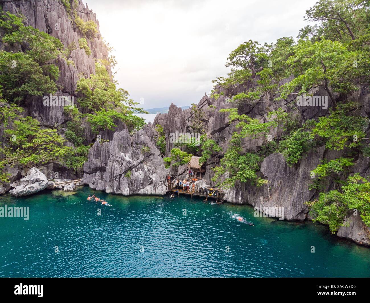 Luftaufnahme von Barracuda See auf Paradise Island, Coron, Palawan, Philippinen - tropisches Reiseziel Stockfoto