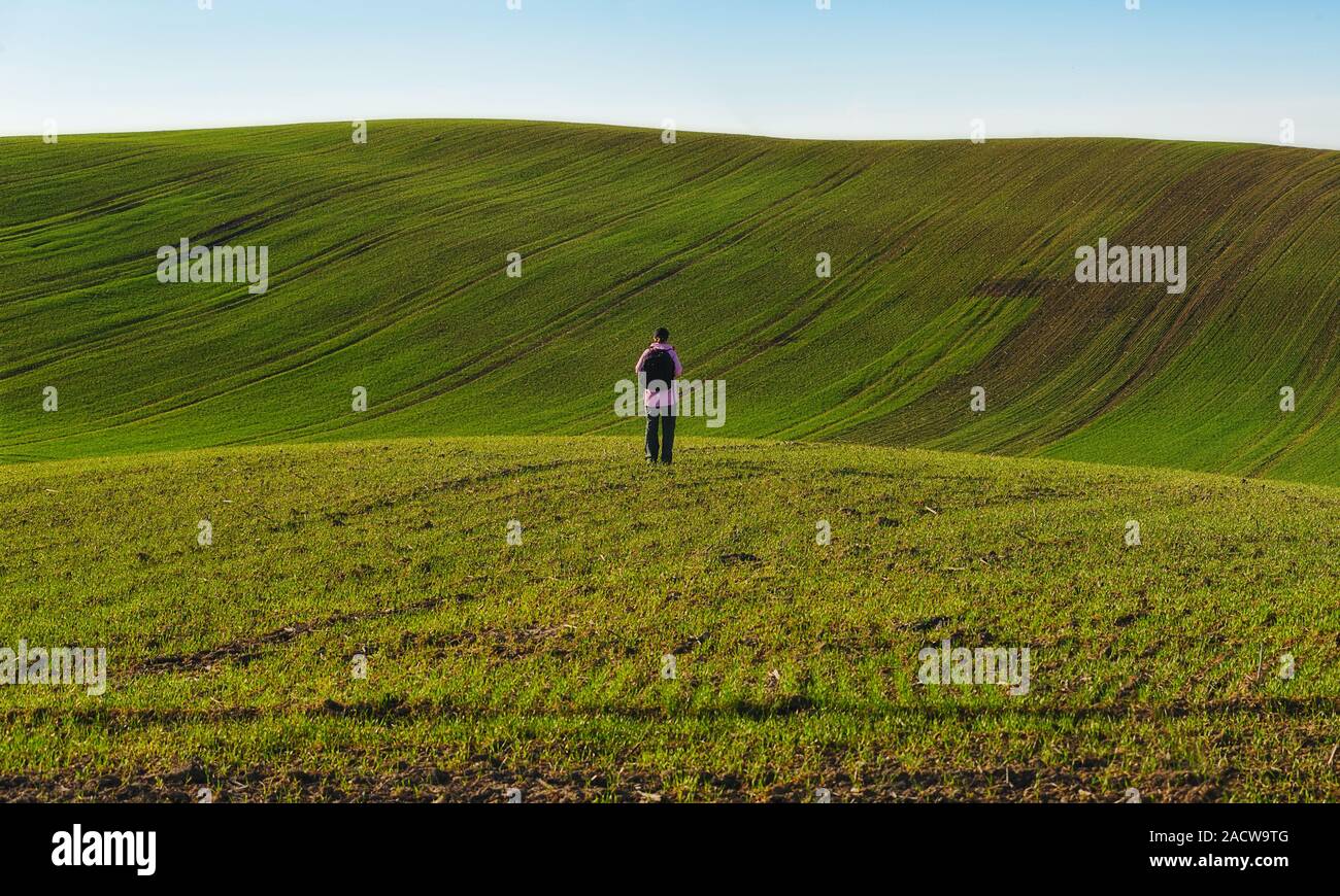 Hügelige Gebiet. eine touristische Wanderungen rund um das Feld. Frau bewundert die Schönheit der Natur Stockfoto