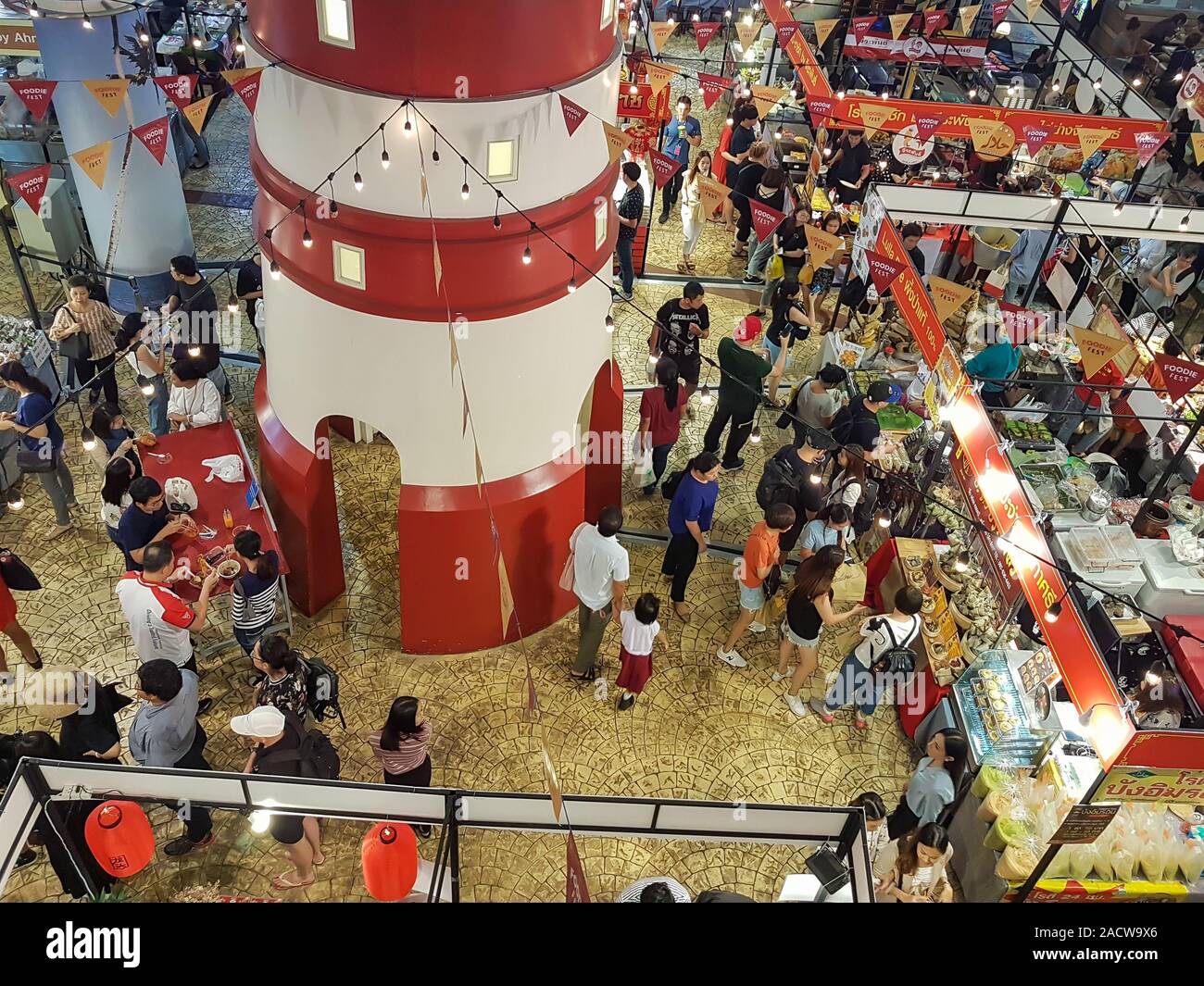 Essen Markt mit Ständen und stand den Verkauf von Speisen in Bangkok, Thailand Stockfoto